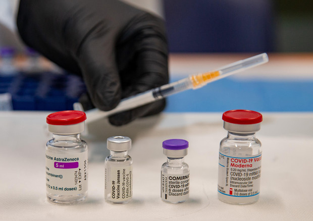 Fiale dei vaccini anti Covid-19, da sinistra, AstraZeneca, Johnson & Johnson, Pfizer e Moderna in una foto di archivio © ANSA