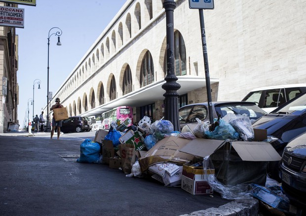 Roma: continua l'emergenza rifiuti (ANSA)