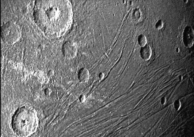 Crateri sulla superficie ghiacciata di Ganimede fotografati dalla sonda Juno con la Stellar Reference Unit (fonte: NASA/JPL-Caltech/SwRI) © Ansa