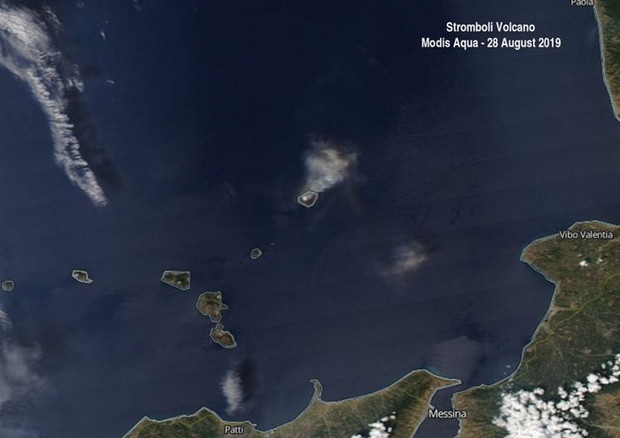 Il pennacchio di ceneri emesso dallo Stromboli nell’eruzione del 28 agosto 2019 (fonte: NASA) © Ansa