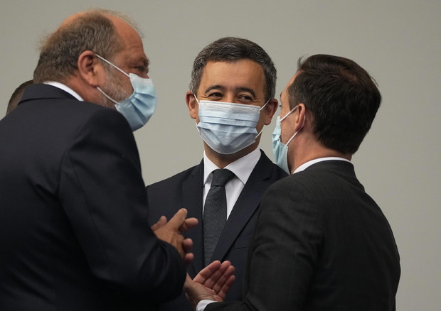Al centro, il Ministro degli Interni francese, Gérald Darmanin. © EPA