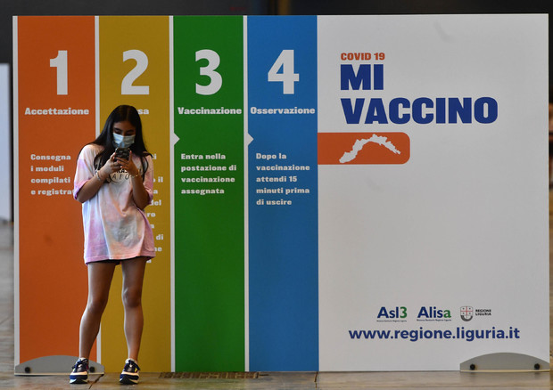 Una ragazza in attesa del vaccino all'open night di Genova dei giorni scorsi © ANSA