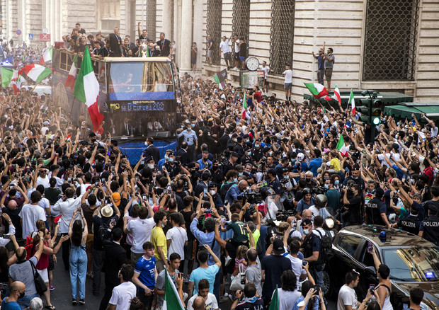 La festa per la nazionale italiana a Roma, in via del Corso © ANSA