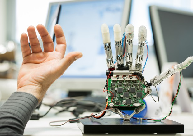 Le mani robotiche sono uno dei principali settori di ricerca della bionica (fonte: Scuola Superiore Sant'Anna) © Ansa