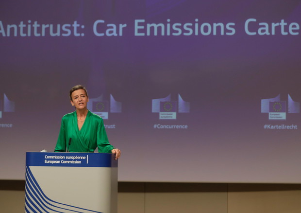 Multa Ue da 875 milioni a Bmw e Volkswagen sul cartello emissioni © EPA