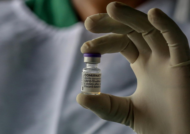 Una fiala di vaccino Pfizer- BioNTech © EPA