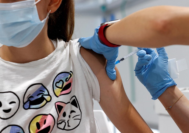 Una adolescente si vaccina a Madrid © EPA
