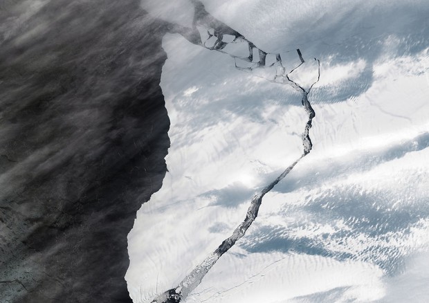 Il distacco dell'iceberg A47 dalla piattatorma Ross, in Antartide (fonte: NASA Earth Observatory image by Joshua Stevens, Landsat data from USGS Geological Survey,  and © OpenStreetMap contributors via CC BY-SA 2.0./NASA GSFC/UMBC JCET) © Ansa