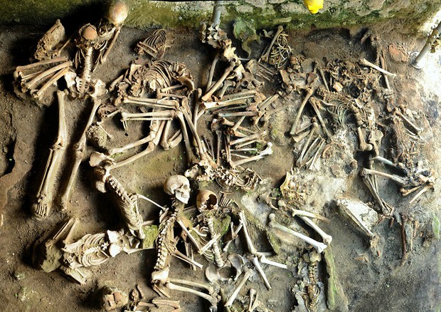 I resti gli antichi abitanti di Ercolano morti dopo l’eruzione del Vesuvio del 79 d.C. (fonte: Luciano Fattore) © Ansa