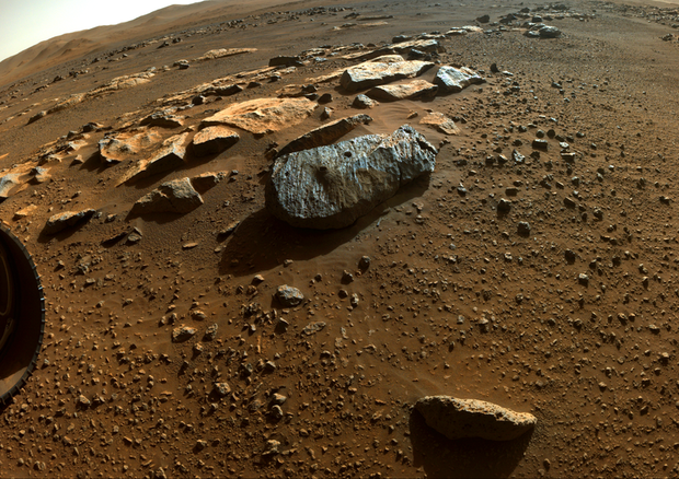 La piccola roccia grigia al centro della foto è Rochette, dai due fori sono stati prelevati i campioni attesi sulla Terra, chiamati Montdenier e Montagnac (fonte: NASA/JPL-Caltech) © Ansa