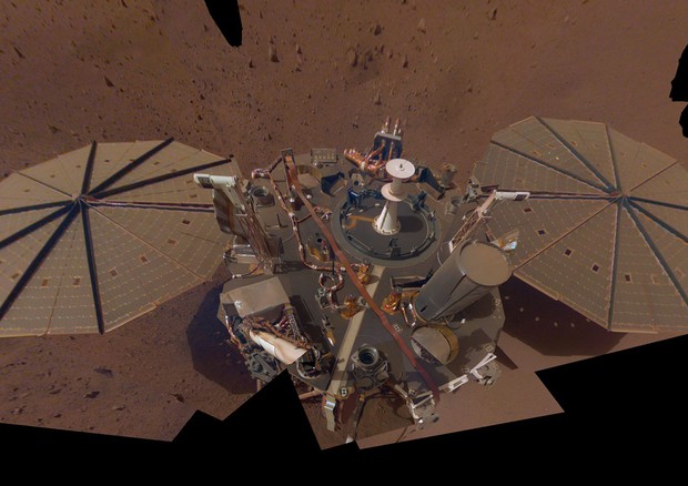 Un ‘selfie’ scattato dalla sonda Insight su Marte (fonte: NASA/JPL-Caltech) © Ansa