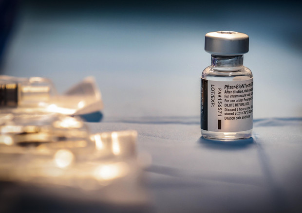 Una fiala del vaccino anti Covid Pfizer-BioNtech © ANSA