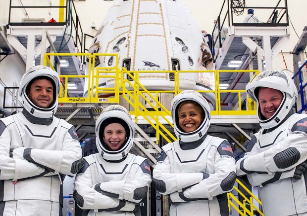 L'equipaggio  della prima missine spaziale composto da privati, che volerà sulla Crew Dragon. Da sinistra: il comandante Jared Isaacman, Hayley Arceneaux, Sian Proctor e Chris Sembroski  (fonte: SpaceX / Inspiration4) © Ansa