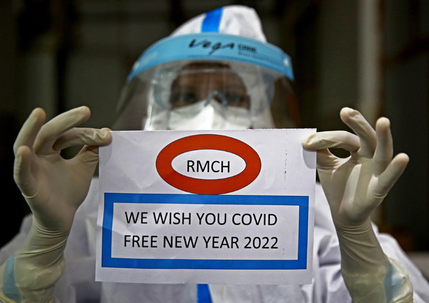 L'auspicio per il nuovo anno di una operatrice sanitaria © EPA