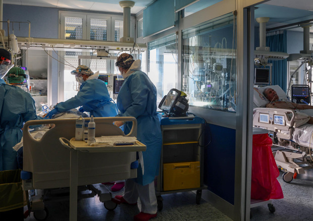 Covid: reparto covid e terapia intensiva ospedale di Cremona © ANSA