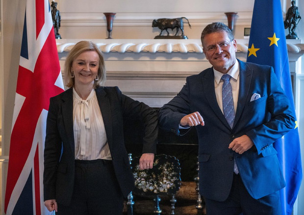 Il vicepresidente della Commissione Maros Sefcovic e la negoziatrice britannica e segretario di Stato per gli Affari Esteri, Liz Truss © EPA