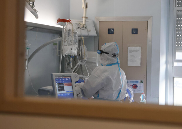 Operatore sanitario nella terapia intensiva dell'ospedale di Cremona. Immagine d'archivio © ANSA
