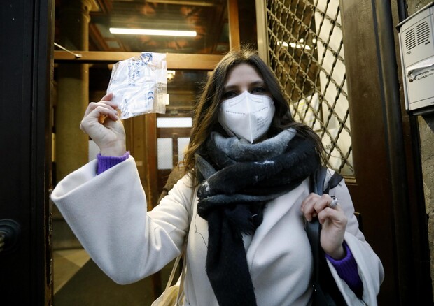 Una docente mostra una mascherina FFP2. Immagine d'archivio © ANSA