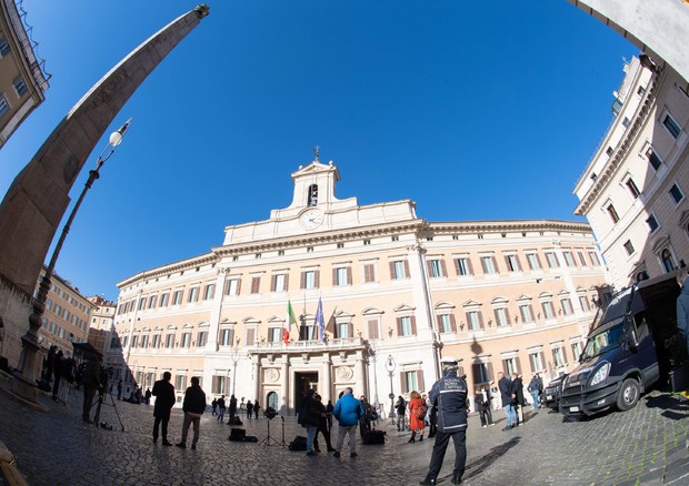 Piazza Montecitorio durante le votazioni per il presidente della Repubblica © ANSA