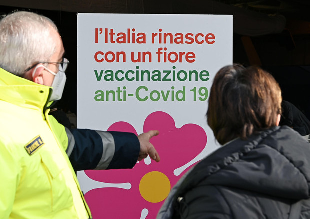 Un hub vaccinale a Torino © ANSA