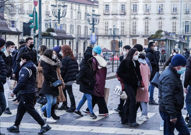 Gente con la mascherina. Torino © ANSA