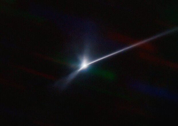 L’immagine, scattata da ricercatori al NoirLab utilizzando il telescopio Soar, immortala il vasto pennacchio di polvere e detriti rilasciato dalla superficie dell’asteroide spinto (Fonte: NSF’s NOIRLab) © Ansa