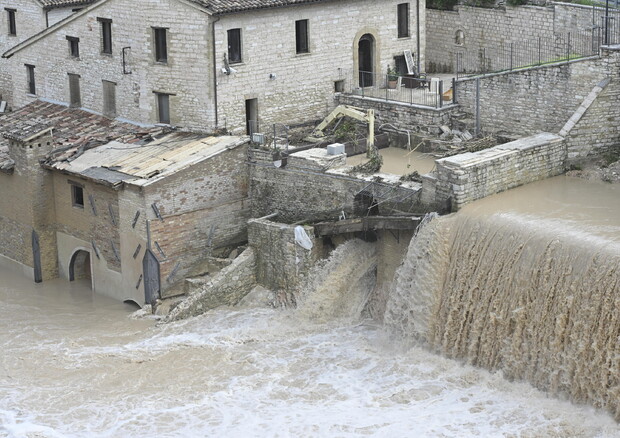 Le inondazioni improvvise causate dal fiume Sanguerone dopo la bomba d'acqua a Sassoferrato, in provincia di Ancona © ANSA