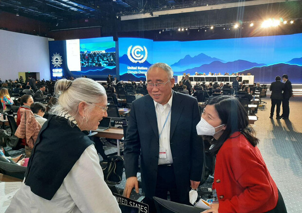 Una delegata Usa alla Cop27 parla con l'inviato cinese sul clima Xie Zhenhua © ANSA