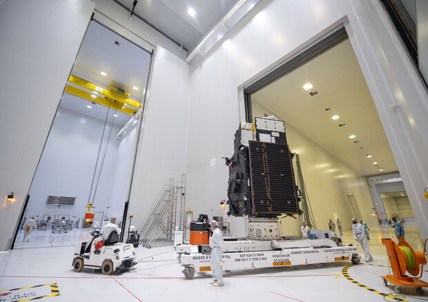 Il satellite MTG-I1 durante lo spostamento nella struttura apposita per il caricamento del carburante, alla base di lancio europea di Kourou nella Guyana Francese (fonte: ESA/CNES/Arianespace) © Ansa