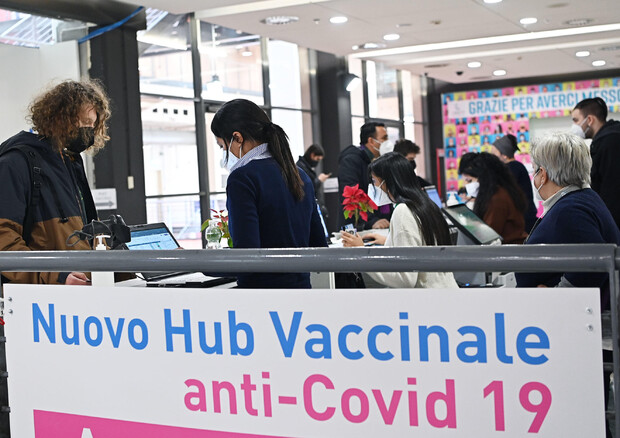 Un hub vaccinale a Torino © ANSA