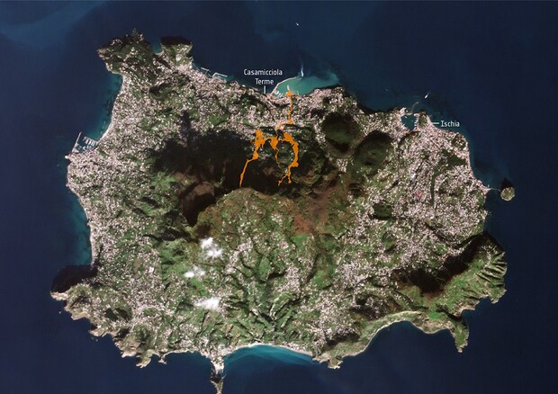 Le conseguenze della frana di Ischia viste dallo spazio (fonte: Ue, Copernicus sentinel-2) © Ansa
