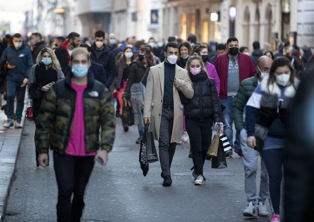 Gente in strada a Roma © ANSA