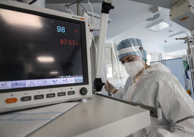 Sanitari al lavoro in un reparto Covid © ANSA