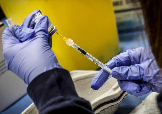 La preparazione di una dose di vaccino anti Covid © ANSA