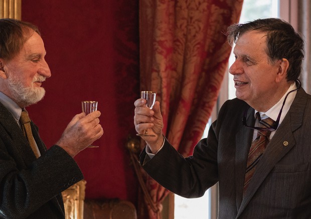   The toast of the president of the Accademia dei Lincei, Roberto Antonelli, and of the vice-president Giorgio Parisi, with glasses that belonged to Alfred Nobel (source: Francesca Maiolino) © Ansa