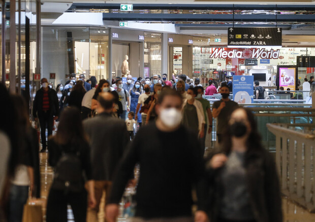 Gente con le mascherine protettive in un centro commerciale © ANSA