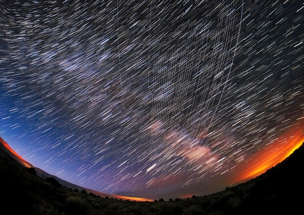 Il passaggio dei satelliti Starlink nel cielo del Nuovo Messico (fonte: M. Lewinsky) © Ansa