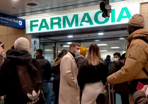 Persone in fila per i tamponi in una farmacia © ANSA