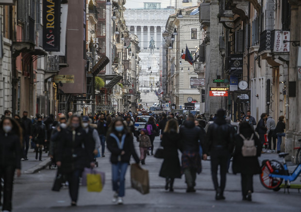 Gente in strada a Roma © ANSA