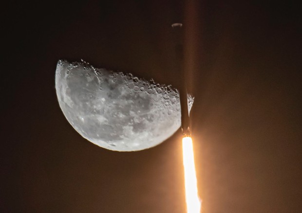 Un razzo Falcon 9 sfreccia davanti alla Luna dopo il lancio (fonte: Elon Musk, Twitter) © Ansa