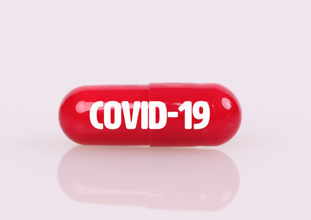Una foto di una pillola con la scritta Covid-19. JERNEJ FURMAN (FLICKR) © Ansa