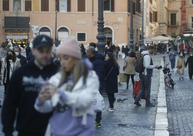 Persone passeggiano nel centro di Roma © ANSA