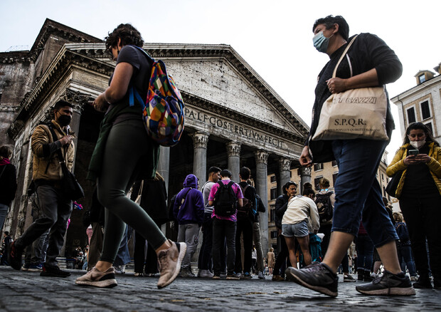 Turisti in centro a Roma © ANSA