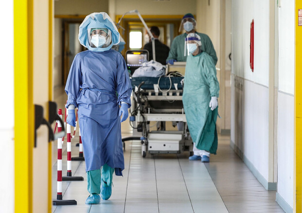 Sanitari in un reparto di terapia intensiva © ANSA