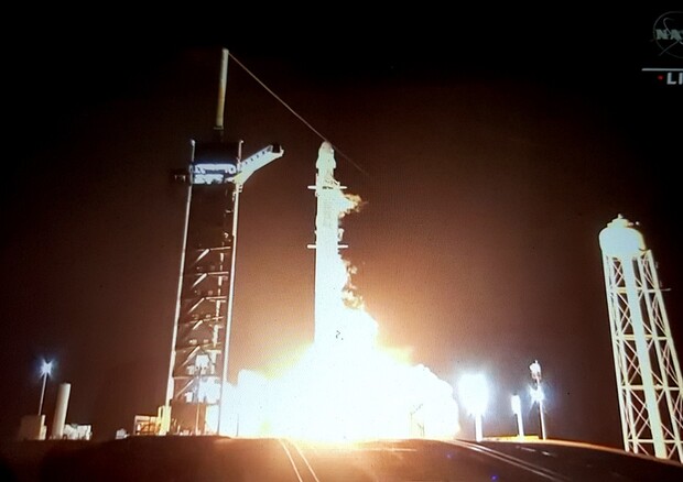 Il razzo Falcon 9 della missione Crew-4 (fonte: Nasa Tv) © Ansa