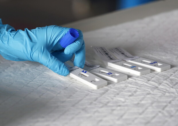 Test antigenici rapidi per il Covid. Immagine d'archivio © EPA