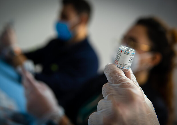 Vaccini: Terza dose per docenti e forze dell�ordine © ANSA