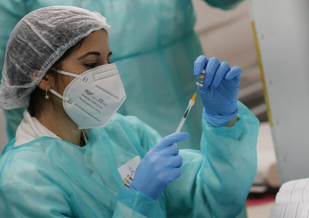 Un'infermiera prepara una dose di vaccino (archivio) © ANSA