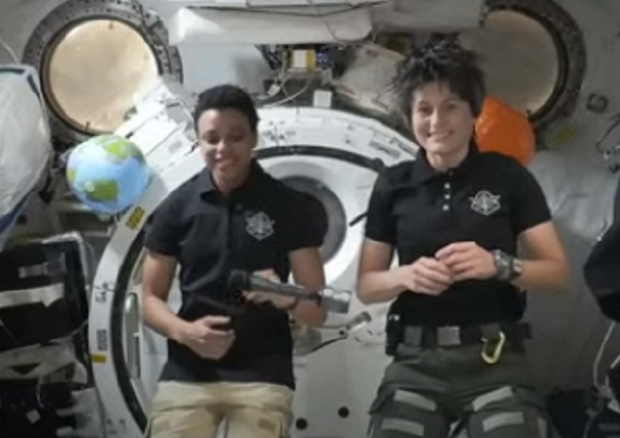 Le astronaute Jessica Watkins e Samantha Cristoforetti durante il collegamento con la stampa Usa (fonte: NASA TV) © Ansa