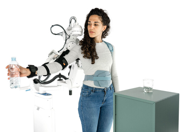 Un esoscheletro robotico motorizzato pensato per la riabilitazione delle braccia (Fonte: Istituto Italiano di Tecnologia - © IIT) (ANSA)
